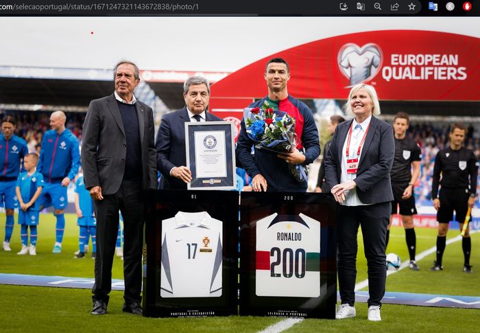 Cristiano Ronaldo tampak sangat bangga setelah menjadi manusia langka dengan memecahkan rekor 200 caps bersama timnas Portugal.