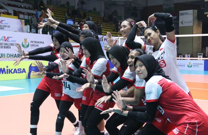 Tim voli putri Indonesia berpose setelah memastikan diri ke semifinal AVC Challenge Cup 2023 setelah mengalahkan Australia 3-0 pada penentuan juara Grup A di GOR Tri Dharma, Gresik, Rabu (21/6/2023).