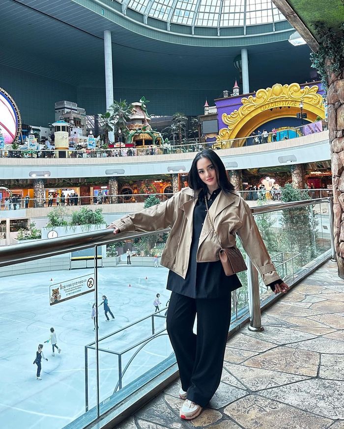 OOTD santun Ririn Ekawati kenakan jaket cargo cokelat.