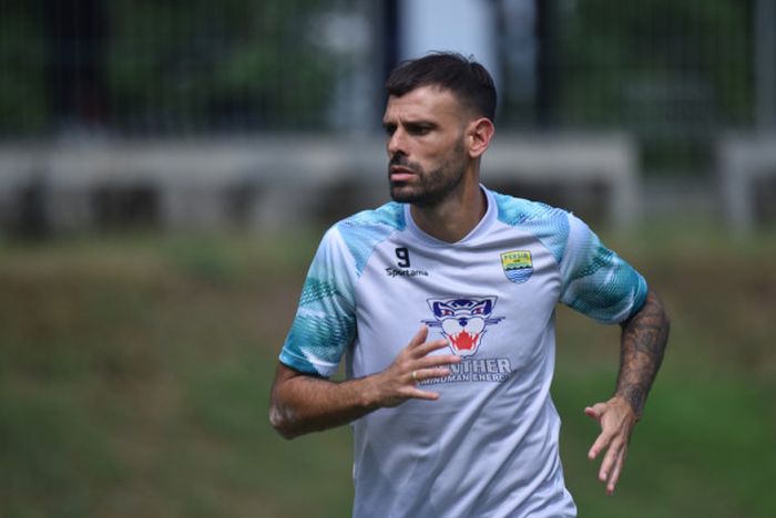 Tyronne Gustavo del Pino Ramos  saat menjalani latihan perdana dengan Persib Bandung.