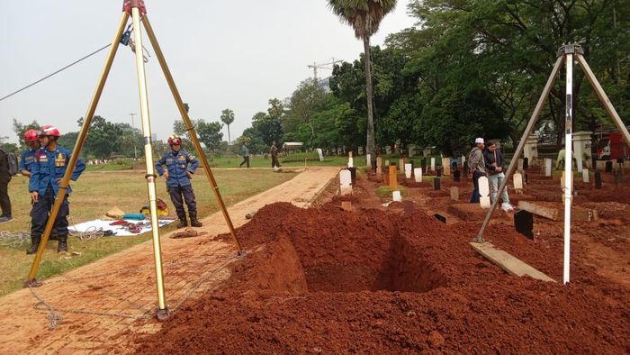 Suasana jelang pemulasaran Muhamad Fajri, pria berbobot 300kg, di TPU Menteng Pulo, Jakarta Selatan, Kamis (22/6/2023)