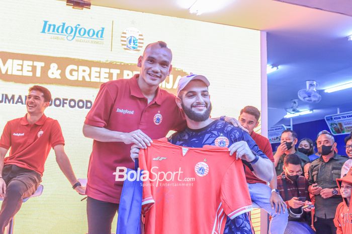 Pemain Persija Jakarta, Riko Simanjuntak, sedang berfoto dengan The Jakmania (suporter Persija) di JiExpo, Jakarta, Kamis (22/6/2023).