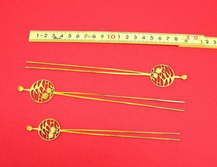 Kanzashi cabang kuningan berlapis emas adalah salah satu benda sehari-hari yang bisa dijadikan senjata samurai di era feodal Jepang zaman Kekaisaran Jepang.