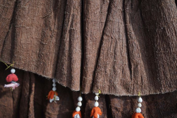 Kulit kayu beringin diolah menjadi kain pakaian tradisional melalui beberapa langkah pengolahan. Hal ini membuat pakaian tradisional Kulawi lebih kuat dan tahan lama, tanpa menghasilkan pencemaran saat dibersihkan.