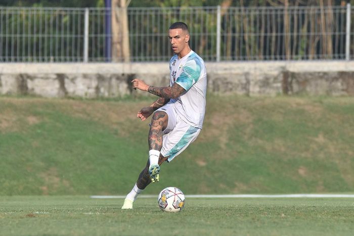Pemain Persib Bandung, Alberto Rodriguez, saat mengikuti latihan perdana dengan Persib Bandung.
