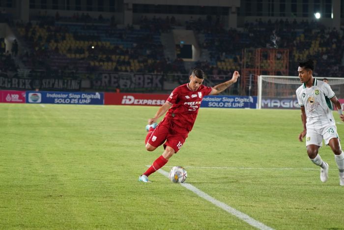 Pemain Persis Solo, Alexis Messidoro saat laga lawan Persebaya Surabaya di Stadion Manahan, Solo, pada Sabtu (24/6/2023).