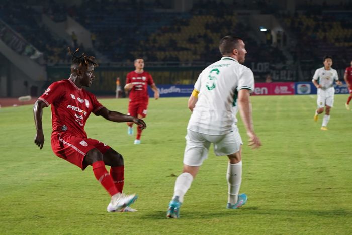 Pemain Persis Solo, Moussa Sidibe saat berduel dengan bek Persebaya Surabaya, Dusan Stefanovic di Stadion Manahan, Solo, pada Sabtu (24/6/2023).