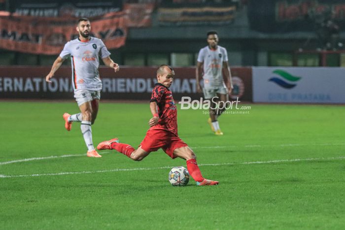 Pemain Persija Jakarta, Riko Simanjuntak, sedang menguasai bola saat bertanding dalam laga uji coba di Stadion Patriot Candrabhaga, Bekasi, Jawa Barat, Minggu (25/6/2023) malam.