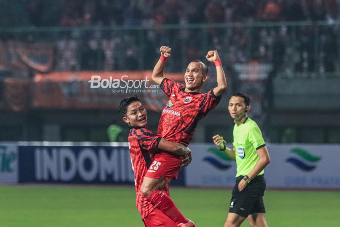 Ilham Rio Fahmi (kiri) sedang melakukan selebrasi dengan Riko Simanjuntak (tengah) yang mampu mencetak gol  dalam laga uji coba di Stadion Patriot Candrabhaga, Bekasi, Jawa Barat, Minggu (25/6/2023) malam.