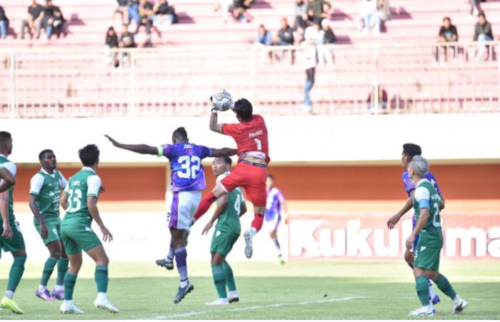 Suasana pertandingan antara PSS Sleman melawan Persib Bandung dalam laga uji coba jelang Liga 1 yang berlangsung di Stadion Maguwoharjo, Sleman, Yogyakarta, Minggu (25/6/2023).