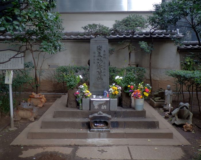 Sekelompok sukarelawan memelihara makam Taira no Masakado.