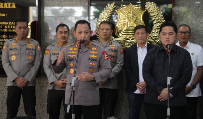 Kapolri Listyo Sigit Prabowo bersama Ketua Umum PSSI Erick Thohir saat konferensi pers terkait pengaturan skor di Liga Indonesia pada Senin (26/6/2023).