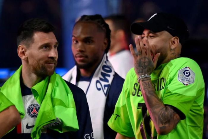 Lionel Messi tampak bercakap-cakap sesuatu yang unik dengan Neymar saat masih berseragam PSG.