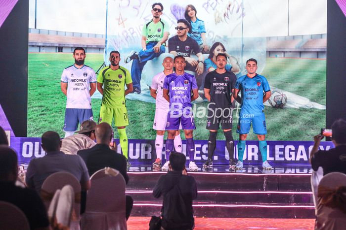 (Dari kiri ke kanan) Javlon Guseynov, Rendy Oscario, Aditya Harlan, Muhammad Toha, Muhammad Darmawan, hingga Ezequiel Vidal sedang memperkenalkan jersey baru Persita musim 2023 di The Spring Club, Gading Serpong, Tangerang, Banten, Senin (26/6/2023) siang.