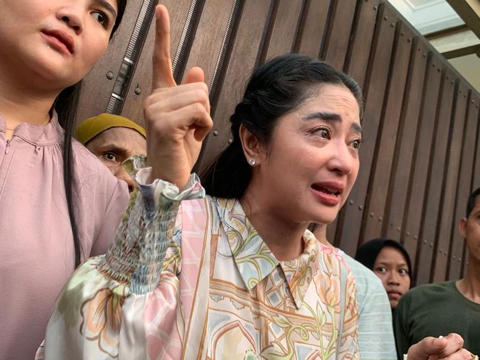 Dewi Perssik akhirnya bertemu dengan ketua RT di lingkungan tempat tinggalnya di Cilandak, Jakarta Selatan pada Kamis (28/6/2023) untuk membicarakan soal penolakan sapi kurban yang viral di media sosial.