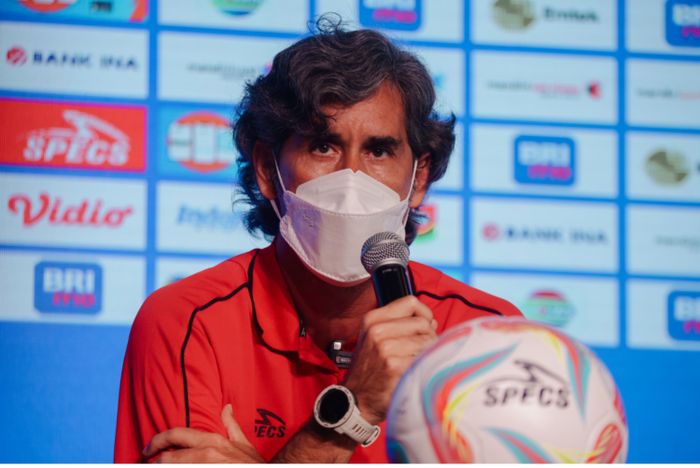 Pelatih Bali United, Stefano Cugurra saat memberi keterangan kepada awak media jelang Liga 1 2023/2024.