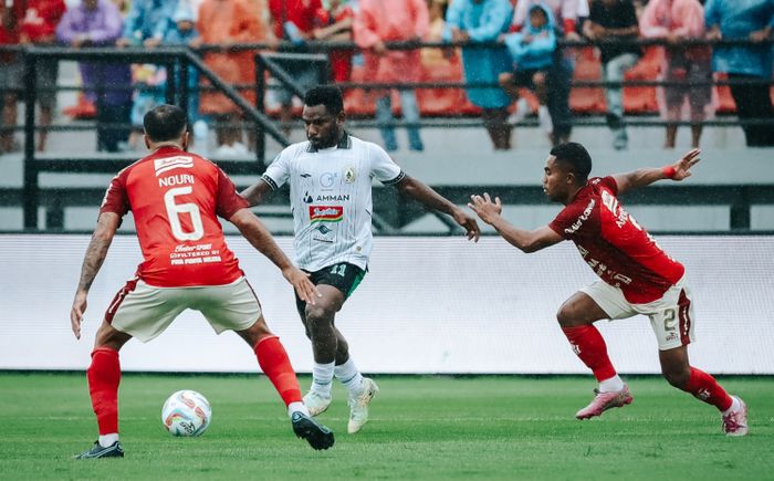 Pemain PSS Sleman, Ricky Cawor saat menguasai bola dari para pemain Bali United dalam laga pekan pertama Liga 1 2023/2024 di Stadion Kapten I Wayan Dipta Gianyar, Bali, Sabtu (1/7/2023).