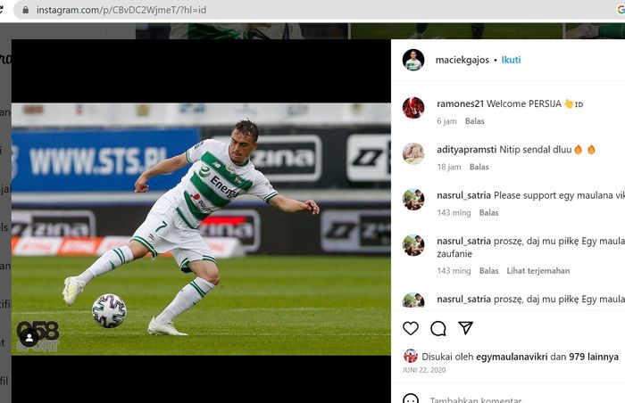 Pemain Lechia Gdanks, Maciej Gajos, sedang menguasai bola saat bertanding.