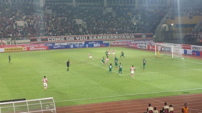 Suasana pertandingan antara Persis Solo melawan Persebaya Surabaya pada laga pekan perdana Liga 1 2023/2024, Sabtu (1/7/2023).