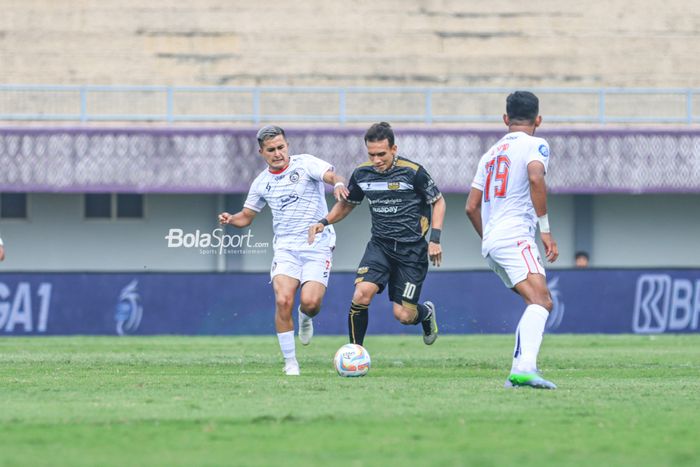 Egy Maulana Vikri (kanan) sedang menguasai bola dan dibayangi Pablo Angle Ariel Lucero (kiri)  dalam laga pekan pertama Liga 1 2023 antara Dewa United versus Arema FC di Stadion Indomilk Arena, Tangerang, Banten, Minggu (2/7/2023) siang.