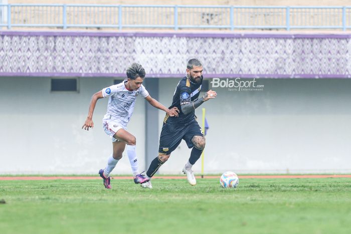 Dimitrios Kolovos (kanan) sedang menguasai bola dan dibayangi Achmad Maulana Syarif (kiri) dalam laga pekan pertama Liga 1 2023 antara Dewa United versus Arema FC di Stadion Indomilk Arena, Tangerang, Banten, Minggu (2/7/2023) siang.