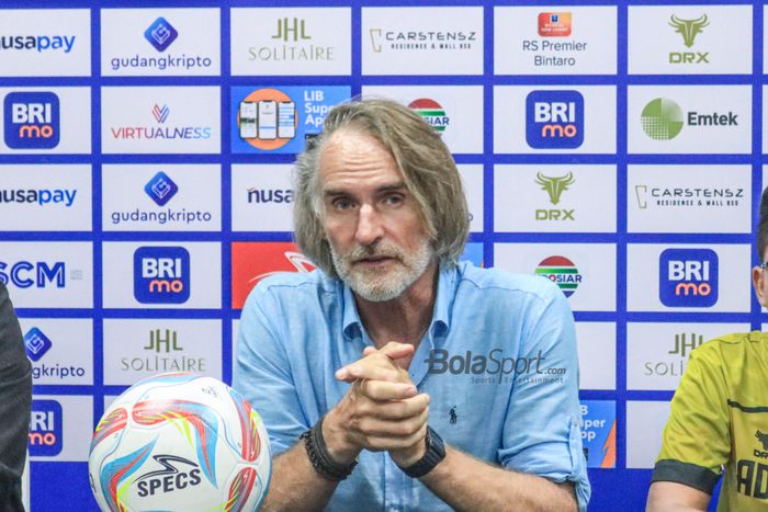 Pelatih Dewa United, Jan Olde Riekerink, memberikan keterangan kepada awak media di Stadion Indomilk Arena, Tangerang, Banten, Minggu (2/7/2023).