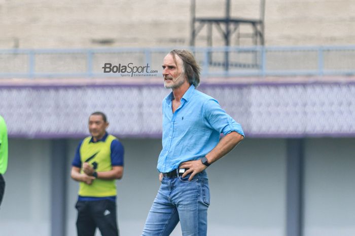 Pelatih Dewa United, Jan Olde Riekerink, sedang memantau para pemainnya bertanding di Stadion Indomilk Arena, Tangerang, Banten, Minggu (2/7/2023) siang.