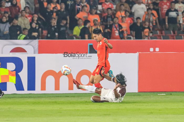 Erwin Gutawa (kanan) sedang menekel bola yang dikuasai Witan Sulaeman (kiri) dalam laga pekan pertama Liga 1 2023 antara Persija Jakarta versus PSM Makassar di Stadion Utama Gelora Bung Karno, Senayan, Jakarta, Senin (3/7/2023) malam.