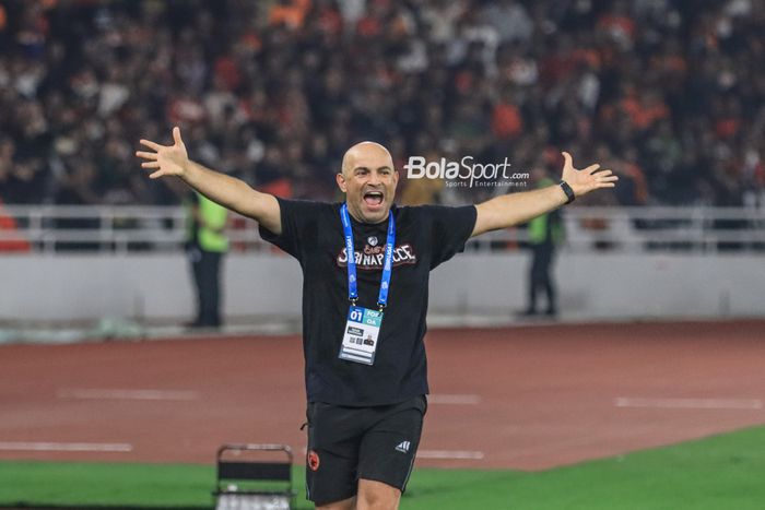 Pelatih PSM Makassar, Bernardo Tavares, sempat melakukan protes saat memantau timnya bertanding dalam laga pekan pertama Liga 1 2023  di Stadion Utama Gelora Bung Karno, Senayan, Jakarta, Senin (3/7/2023) malam.