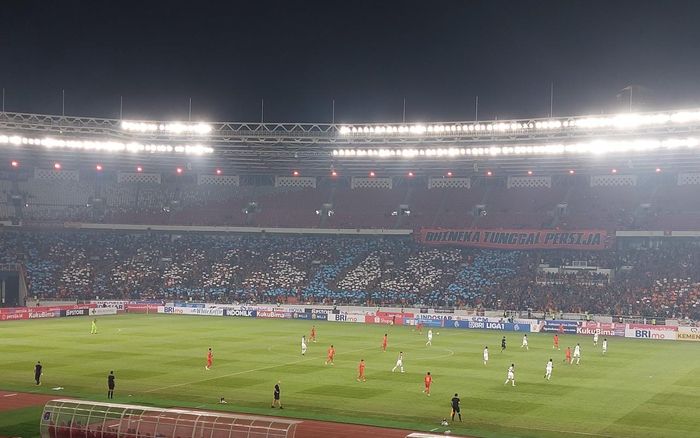 Korea yang dibuat The Jakmania bertuliskan &ldquo;This Is Jakarta&rdquo; saat Persija Jakarta melawan PSM Makassar, di Stadion Utama Gelora Bung Karno (SUGBK), Jakarta, Senin (3/7/2023).