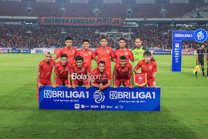 Skuat Persija Jakarta (skuad Persija Jakarta) sedang berfoto bersama jelang bertanding dalam laga pekan pertama Liga 1 2023 di Stadion Utama Gelora Bung Karno, Senayan, Jakarta, Senin (3/7/2023) malam.