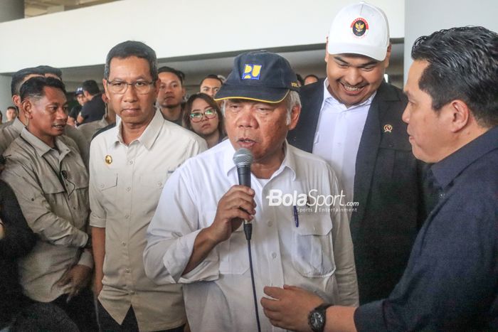 Menteri PUPR, Basuki Hadimuljono, sedang memberikan keterangan kepada awak media di Jakarta International Stadium (JIS), Jakarta Utara, Selasa (4/7/2023) siang.