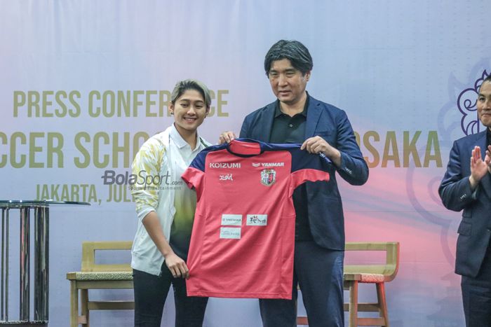 Zahra Muzdalifah (kiri) sedang berfoto dengan jersey timnya Cerezo Osaka Yanmar Ladies dan perwakilan jajaran tinggi timnya di Hotel Fairmont, Senayan, Jakarta, Selasa (4/7/2023) siang.