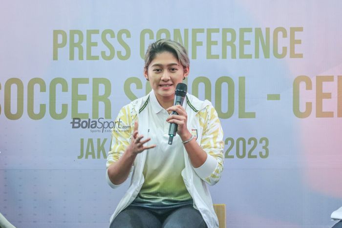 Zahra Muzdalifah sedang memberikan keterangan kepada awak media saat diperkenalkan sebagai pemain baru klub Liga Jepang bernama Cerezo Osaka Yanmar Ladies di Hotel Fairmont, Senayan, Jakarta, Selasa (4/7/2023) siang.