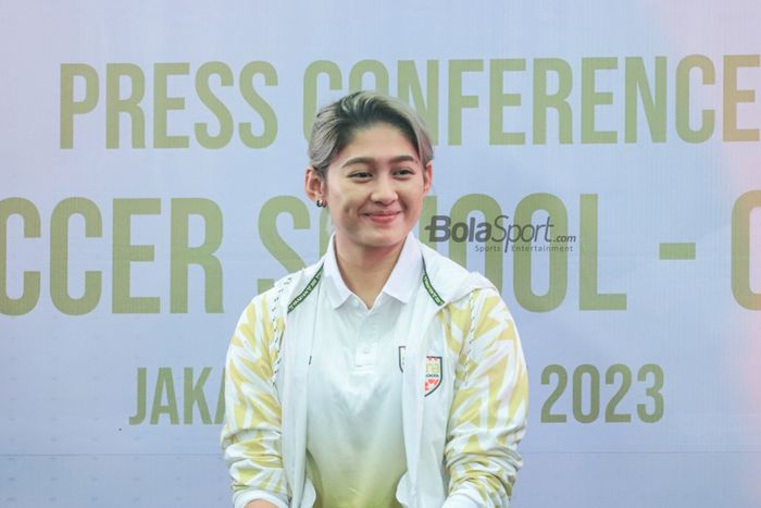 Zahra Muzdalifah saat hadir dalam perkenalkan sebagai pemain baru klub Liga Jepang bernama Cerezo Osaka Yanmar Ladies di Hotel Fairmont, Senayan, Jakarta, Selasa (4/7/2023) siang.