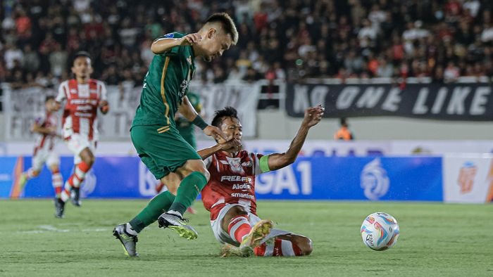 Pemain Persebaya Surabaya, Sho Yamamoto yang mendapatkan pengawalan ketat dari Kapten Persis Solo, Eky Taufik pada laga perdana Liga 1 2023/2024 di Stadion Manahan, Solo, Sabtu (1/7/2023)