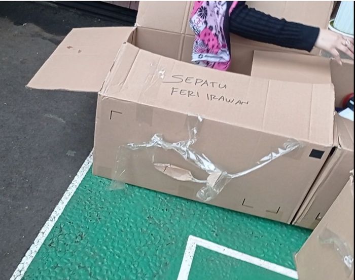 Barang-barang Ferry Irawan yang dikembalikan Venna Melinda.