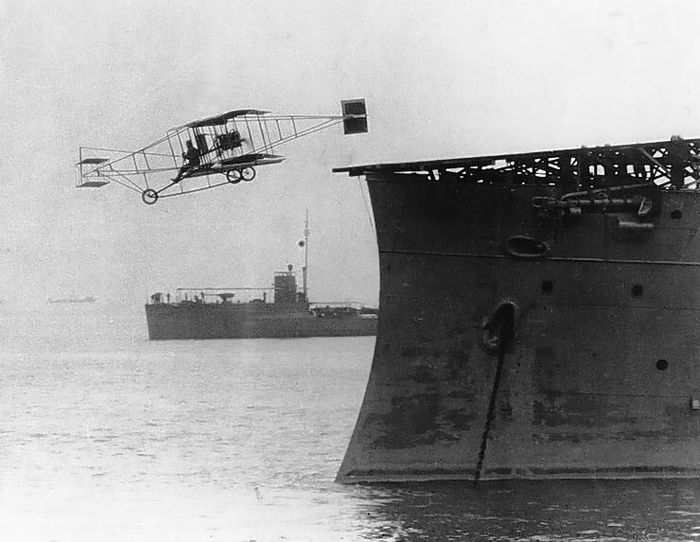 Pesawat pertama yang lepas landas dari kapal laut tahun 1910. Pesawat generasi pertama itu dipiloti oleh Eugene Ely dari kapal USS Birmingham di Virginia, AS. AL AS telah menyadari potensi pesawat tempur sebagai armada perang dari udara sejak diciptakan oleh Wright bersaudara.