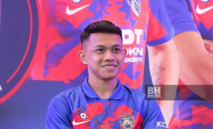 Bintang muda JDT, Arif Aiman ​​Hanapi terlihat tersenyum saat menghadiri acara peluncuran JDT Fans Token di sebuah pusat perbelanjaan di Johor Bahru.