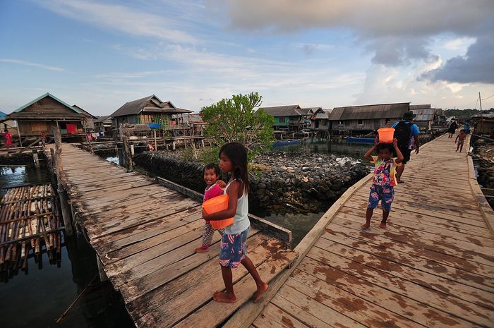 Aktivitas harian salah satu kelompok suku Bajo, masyarkat pesisir yang punya kecerdasan ekoologi dalam kearifan lokal mereka.