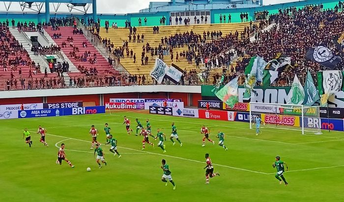 Suasana pertandingan pekan kedua Liga 1 2023/2024 antara PSS Sleman versus Persis Solo di Stadion Maguwoharjo, Sleman, Yogyakarta, pada Jumat (7/7/2023)