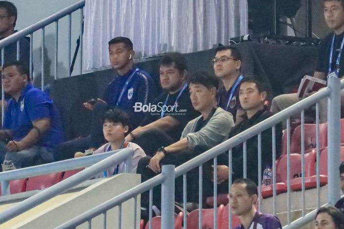 Sejumlah asisten Shin Tae-yong di timnas Indonesia tampak memantau laga pekan kedua Liga 1 2023 antara Persita Tangerang versus PSIS Semarang di Stadion Indomilk Arena, Tangerang, Banten, Sabtu (8/7/2023).