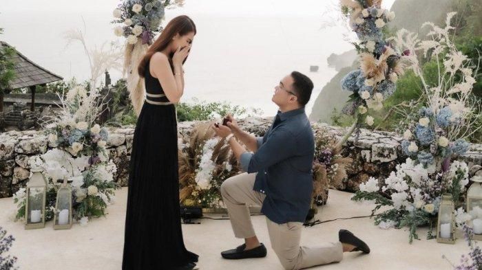 Fritz Hutapea melamar kekasihnya, Chen Giovani