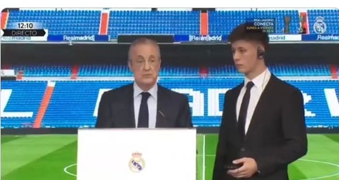 Arda Guler (kanan) terlibat momen canggung saat perkenalan sebagai pemain baru Real Madrid bersama presiden klub, Florentino Perez.