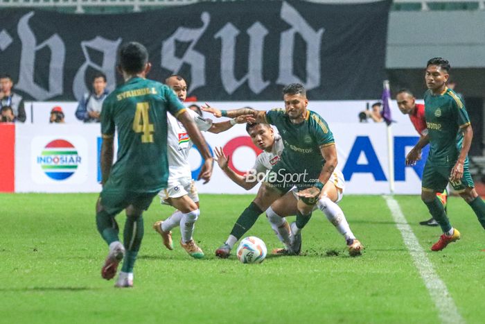 Joao Pedro Oliveira Santos (kanan) sedang berebut bola dengan Syahrian Abimanyu (kiri) saat bertanding dalam laga pekan kedua Liga 1 2023 antara Persikabo 1973 versus Persija di Stadion Pakansari, Bogor, Jawa Barat, Minggu (9/7/2023) malam.