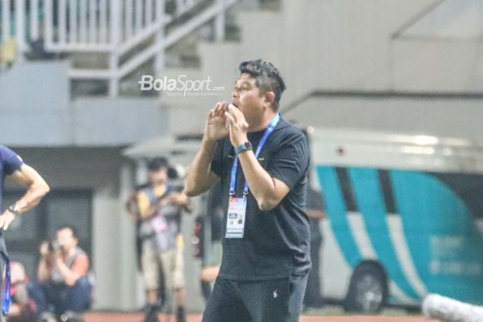 Pelatih Persikabo 1973, Aidil Sharin Bin Sahak, sedang memberikan intruksi kepada para pemainnya saat bertanding dalam laga pekan kedua Liga 1 2023 di Stadion Pakansari, Bogor, Jawa Barat, Minggu (9/7/2023) malam.