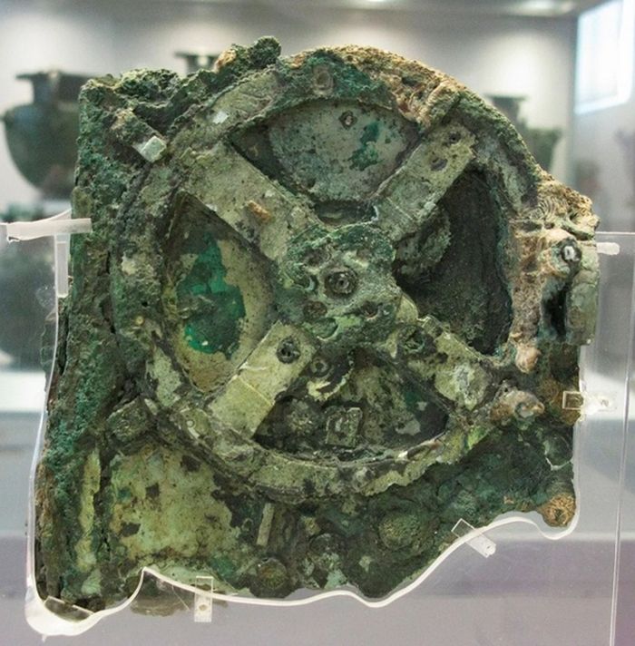 Mekanisme Antikythera dipamerkan di Museum Arkeologi Nasional di Athena.