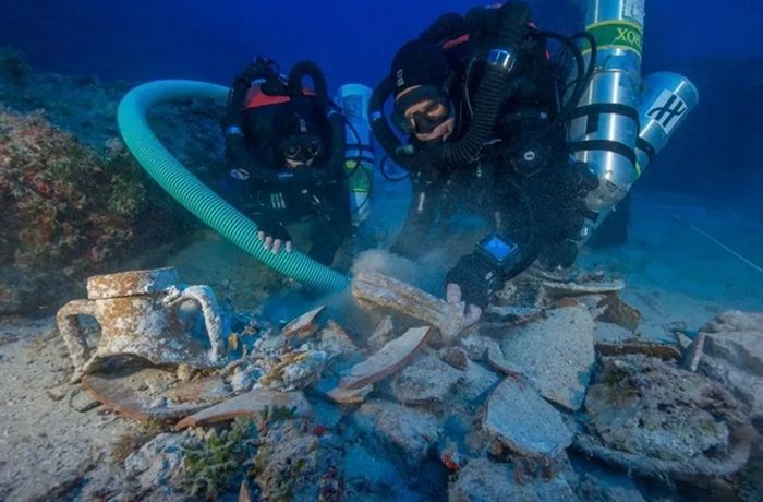 Penyelam memeriksa benda-benda dari kapal karam Antikythera.