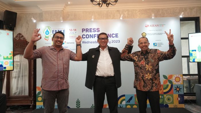 Memperkuat Komitmen Bersama: METI dalam memimpin dan menciptakan momentum perubahan menuju Net Zero Emission di Pameran EBTKE Conex 2023. Dari kiri: Michael Bayu, Direktur Dyandra Promosindo; Wiluyo Kusdwiharto, Ketua Umum METI; dan Eka Satria, Ketua Panitia Acara Indonesia EBTKE 2023 ConEx ke-11.