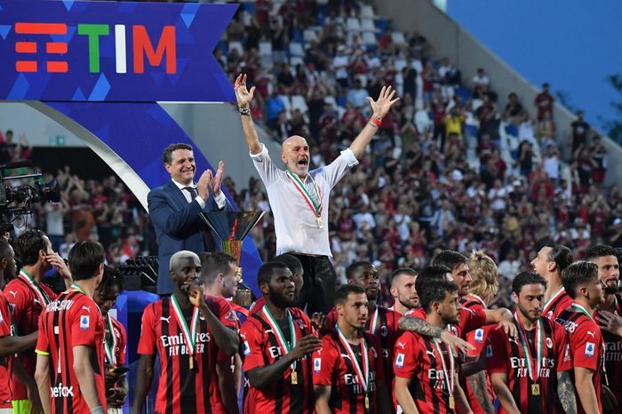 Stefano Pioli (atas) saat merayakan juara Liga Italia 2021-2022 untuk AC Milan.